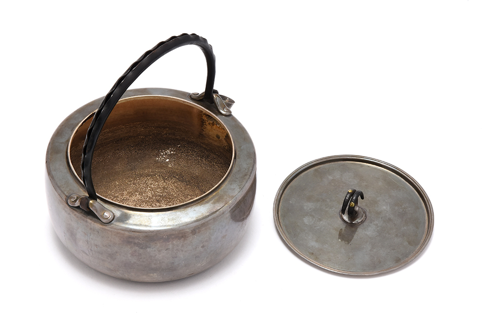     原文:【夢工房】北村 静香 作 口打出 南鐐 （純銀） 鉄釣提手 鉄環摘蓋 平丸形瓶 湯沸 銀瓶 共箱　433ｇ　　D581