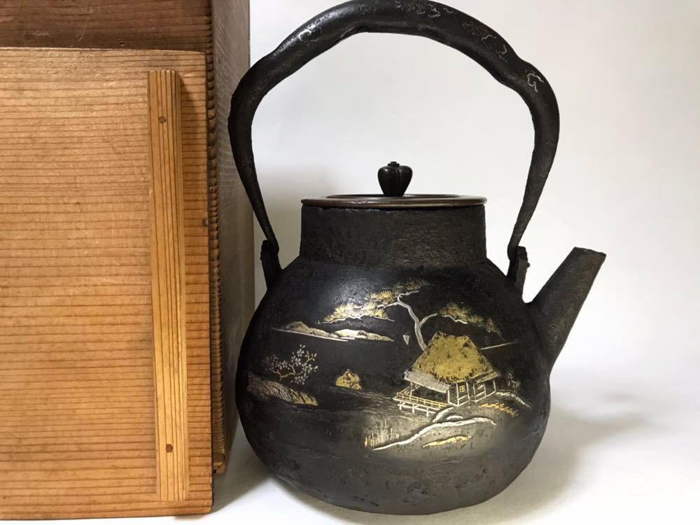     原文:【乘雲齋】茶道具名器佳選專場 5.龍文堂安之介造 山水金銀象嵌鉄瓶 共箱 本物保証