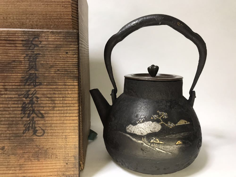     原文:【乘雲齋】茶道具名器佳選專場 5.龍文堂安之介造 山水金銀象嵌鉄瓶 共箱 本物保証