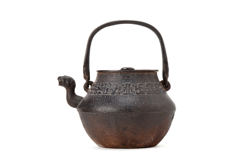     原文:【夢工房】二世秦蔵六 龍紋 獣口 鉄瓶 共箱　1293ｇ　　　LE-3