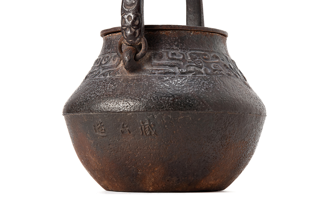     原文:【夢工房】二世秦蔵六 龍紋 獣口 鉄瓶 共箱　1293ｇ　　　LE-3