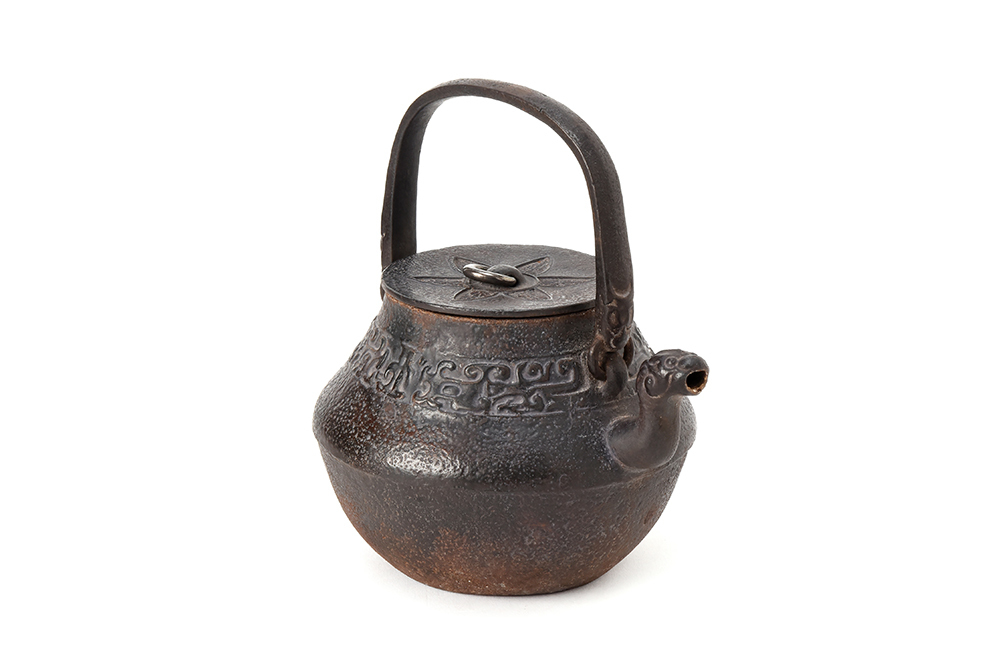     原文:【夢工房】二世秦蔵六 龍紋 獣口 鉄瓶 共箱　1293ｇ　　　LE-3