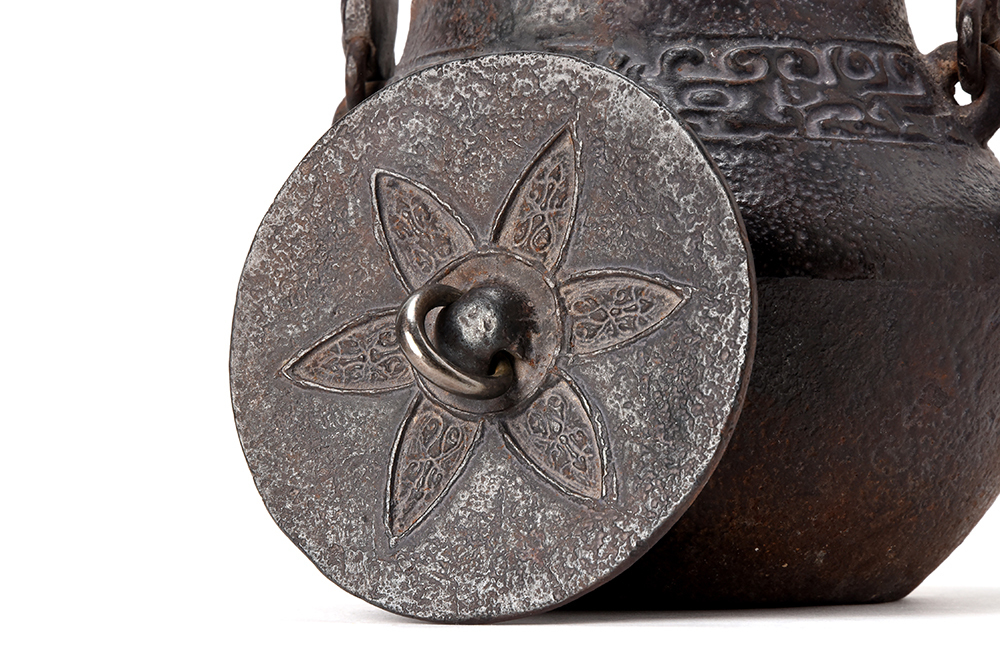     原文:【夢工房】二世秦蔵六 龍紋 獣口 鉄瓶 共箱　1293ｇ　　　LE-3