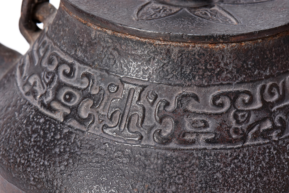     原文:【夢工房】二世秦蔵六 龍紋 獣口 鉄瓶 共箱　1293ｇ　　　LE-3
