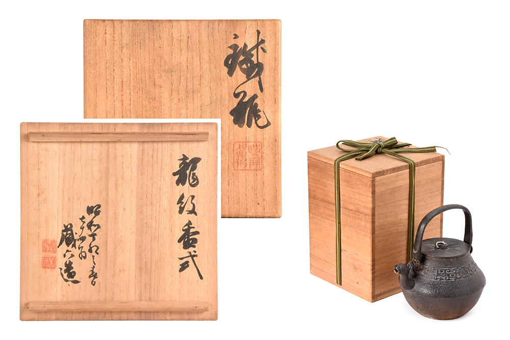     原文:【夢工房】二世秦蔵六 龍紋 獣口 鉄瓶 共箱　1293ｇ　　　LE-3