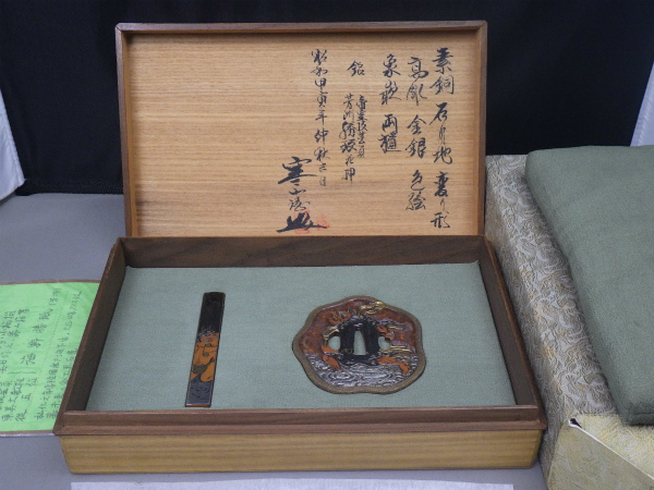 ☆ 帝国技芸員 海野勝珉 風神雷神之図 鍔小柄揃い 寒山箱書 明治甲辰
